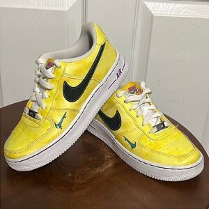 🔥🔥NIKE‎ Air Force 1 LV8 GS Peace Love Yellow Youth 4Y / Women Sz 5.5 - PERFECT